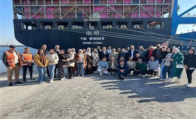 صورة جماعية في الميناء